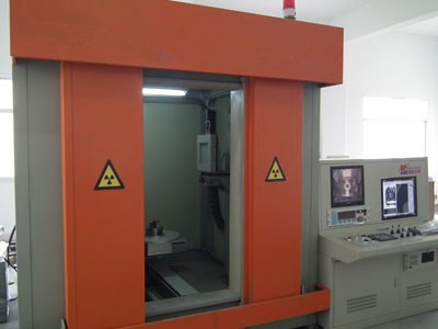 采用Perkinelmer公司最新款XRD 0822 AP14 X射線數(shù)字平板探測(cè)器為采集器件核心，射線發(fā)生單元和采集器件分離設(shè)計(jì)，輔以高精度的運(yùn)動(dòng)控制單元，專用的運(yùn)動(dòng)控制器使主射線束自動(dòng)跟隨運(yùn)動(dòng)至成像面板中心，實(shí)現(xiàn)了用戶的高效率、高質(zhì)量檢測(cè)要求.jpg